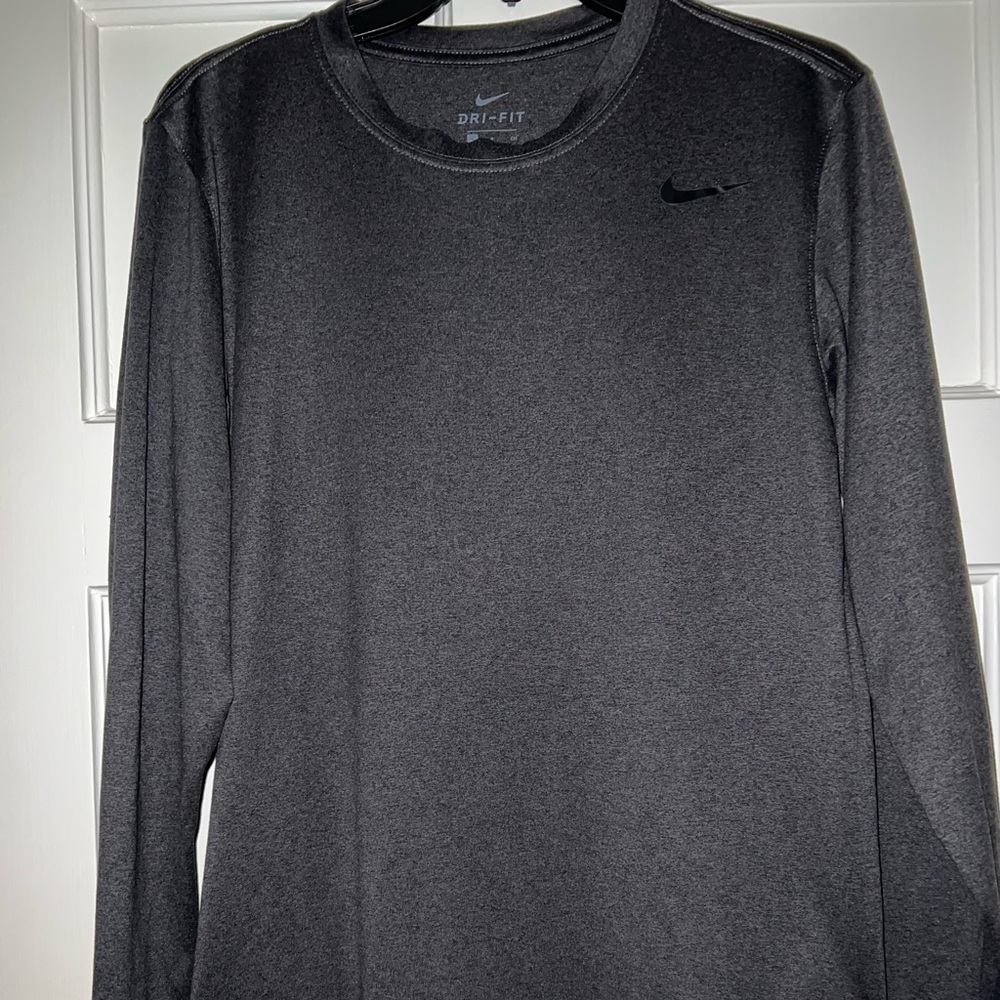 MEN’S NIKE DRI-FIT LONG SLEEVE SHIRT SIZE S (fits youth XL)